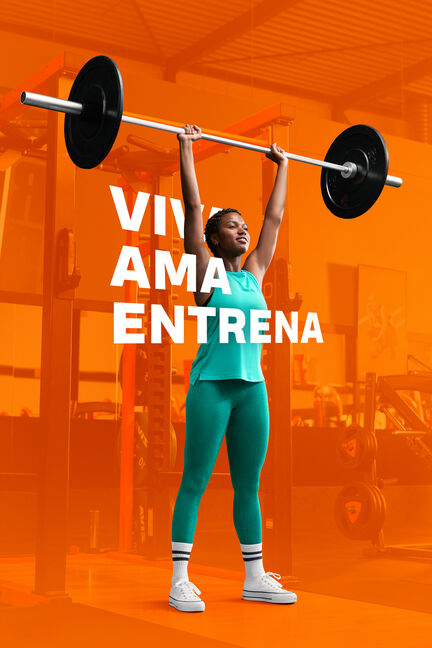 A las mujeres en forma les encanta hacer ejercicio en Basic Fit Gym. Su compromiso por mantenerse sana es realmente inspirador, ya que está claro que disfruta llevando una vida sana a través de su carrera como levantadora de pesas. Es un gran ejemplo de amor propio y de compromiso con un futuro fuerte y vibrante.